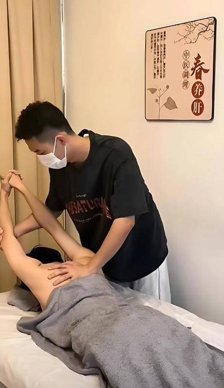 亚洲av黑丝在线的相关介绍