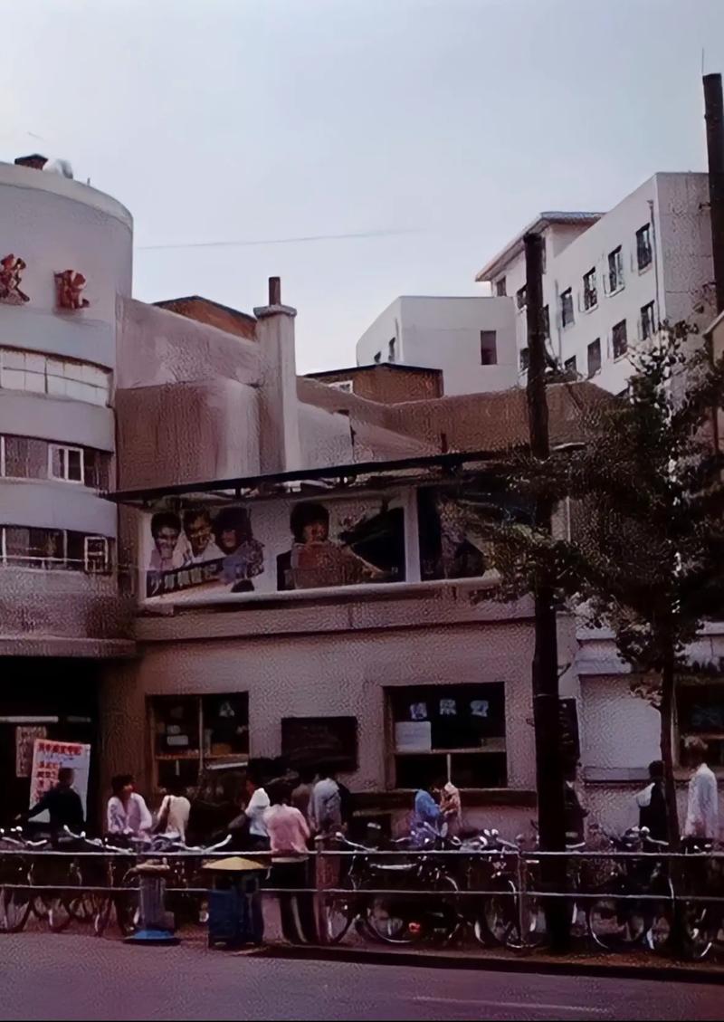 亚洲老头少妇真实情感故事：忘年恋的温馨日常与生活感悟