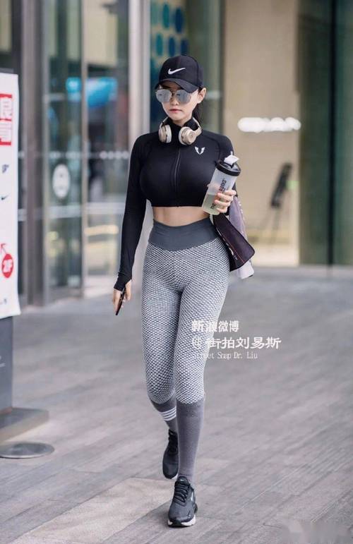 搭讪中出熟女的相关介绍